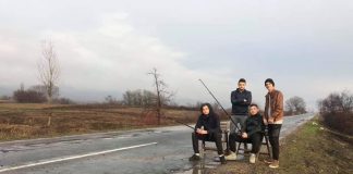 Герила : Ловат риби во кратерските дупки на патот Струмица – ГП Ново село