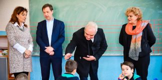 Првачињата во Струмица добија училишни униформи што ги набави општината