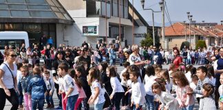 Видео – Деца од градинки и училишта со ФЛЕШ МОБ на струмичкиот плоштад за Денот на лицата со Даунов синдром