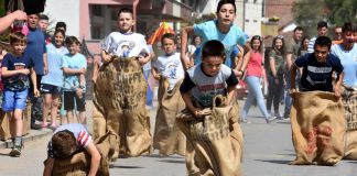 Стојаково од Богданци е подготвено за Првомајските трки со коњи, магариња, вреќи…. жителите канат на добра забава