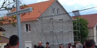 Во струмичко Нова Маала поставени 4 метални крста за доаѓањето на Папата Фрањо во државата
