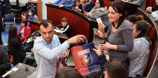 Фото – Горан Пандев со колеги од ФК ,,Џенова’’ делеа велигденски подароци на деца од Институтот Касилини