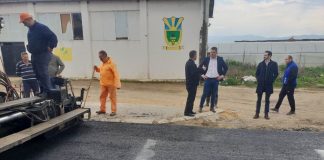 Фото – Се асфалтира патот од Црквата до излезот од Градашорци во општина Василево