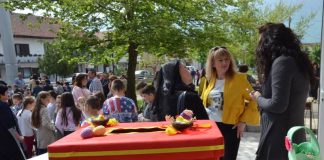 Фото – Учениците од Мануш Турновски од Ново Село вапсаа јајца и собираа донации за хумани цели