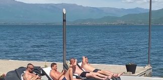 Фото – Велигденско сончање во Дојран каде голем број гости уживаат покрај езерото