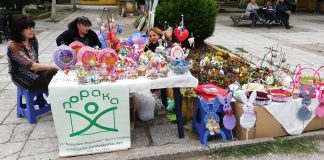 Фото – Лица со интелектуална попреченост изработуваа и продаваа велигденски експонати во центарот на Струмица