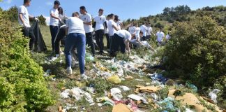 Средношколците Јане Сандански од Струмица го собраа отпадот фрлен кон Цареви кули