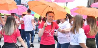 Фото – Матурантите од Струмица, Валандово, Гевгелија го одиграа Квадрилот на Штраус