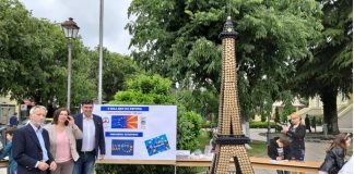 Фото – Ајфелова кула од рециклиран материјал во центарот на Гевгелија за Денот на Европа