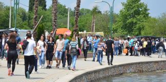 Фото – Дојран ,,врие’’ со гости за Први мај, илјадници посетители уживаат покрај езерото