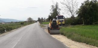 Фото:  Се реконструира патот Струмица – Ново Село, се санираат ударните дупки и се поставува нов асфалт