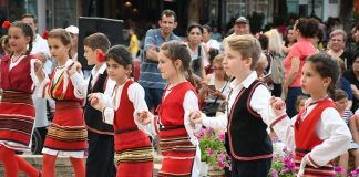 Фотогалерија – Мали играорци од земјава и странство на Фестивалот ,,Оро весело ’’ во Радовиш – ги презентираа традиционалните ора