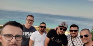 Момците од Алегро Бенд пеат за меден месец, промовираа поп-фолк сингл со спот снимен на плажата Папуа кај Калитеа (видео)