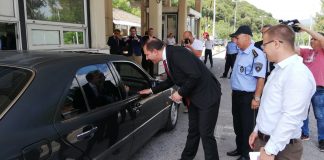 Министерот Спасовски и градоначалникот Ангов делеа флаери за поголема безбедност во сообраќајот -“Те чекаме дома. Не брзај!“