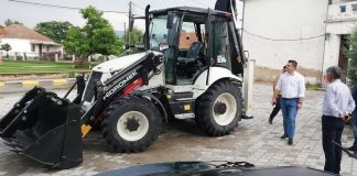 Општина Василево го доби универзалниот ровокопач за одржување патишта и канали а ќе го користат и Босилово и Ново Село