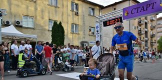 Учесниците на ,,Струмица на улица” љубовта кон трчањето ја пренесуваа на најмладите, Петар од Бугарија трчаше со синот во бебешка количка