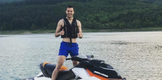 Голманот на Арсенал, струмичанецот Дејан Илиев се релаксира со скутер на вода и чека одговор каде ќе ја продолжи кариерата