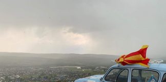 Легендарното Рено 4 со Шуклев и Николов од Стојаково, во Русија се атракција, возат кон Монголија ( фото и видео)