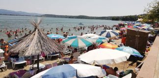 Фото – Плажите во Дојран полни со посетители од земјава но и туристи од Србија – се бара место повеќе