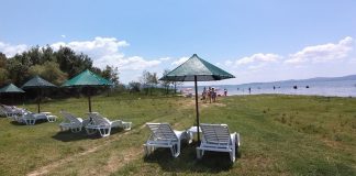 Плажата кај Николиќ станува се поатрактивна за гостите што доаѓаат во Дојран, спој на мир, зеленило, чистота