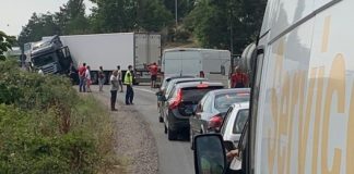 Сообраќајка на патот Радовиш – Штип, се судрија камион и патничко возило