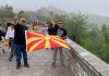 Стојаково и Македонија на нозе, Кина на колена – и покрај се Шуклев и Николов со македонско знаме на Кинескиот ѕид !