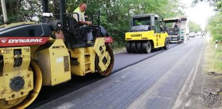 Се поставува нов асфалтен слој на делница од патот Радовиш – Струмица