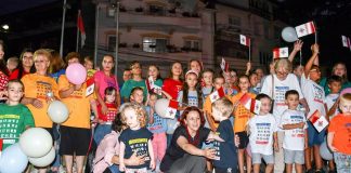 Под мотото ,,Да се слави животот, да се слави радоста“ во Радовиш дефиле на 140 близнаци кои носеа идентична облека (ФОТО)