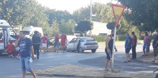 Фото – Патничко возило се заби во бетонската ограда на булеварот во Радовиш