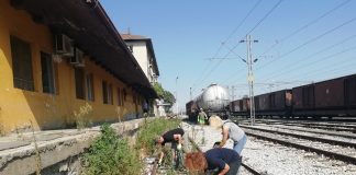 Фото и Видео: Го собраа ѓубрето и им го оставија пред врата оти не се грижеле за чистотата – Еко герила акција во Гевгелија