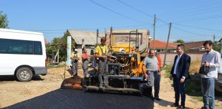 Значително ќе ја подобриме патната инфраструктура, вели градоначалникот на Василево каде почна асфалтирањето на 14 улици