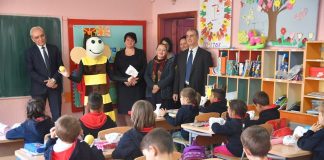 Струмичките основци секојдневно за ужина ќе добиваат јаболко за стекнување здрави навики во исхраната