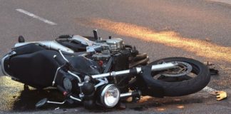 Во радовишко Подареш со автомобил возел по тротоар и удрил мотороциклист и пешак и избегал