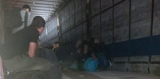 Нови 47 мигранти откриени во паркирано товарно возило кај струмичко Свидовица – возачот избегал