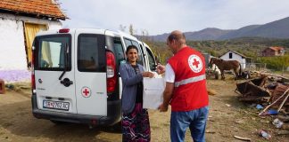 Црвениот крст од Струмица донираше храна и облека во Босилово и училишен прибор на ученици во Иловица и Ново Село