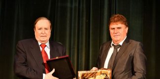 Градоначалникот на Радовиш Конзулов му ја врачи наградата Ацо Караманов на шпанскиот поет со светско реноме Хусто Хорхе Падрон