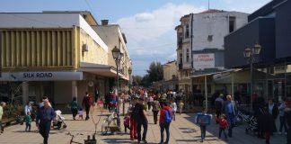 Три училишни тима од Гевгелија преку акција ќе собираат пластика од Илинденска за да ја продадат и купат дрвца кои ќе ги садат