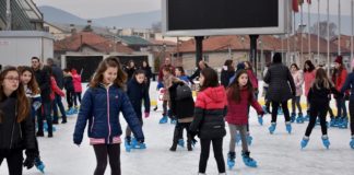 Ред се чека за лизгање на монтажното спортско лизгалиште во Струмица, каде доминираат детските насмевки (фото)