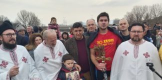 Гевгеличанецот Љупчо Трајков го фати светиот крст од Вардар и посака многу среќа на своите сограѓани ова година