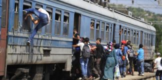 На железничката во Гевгелија откриени 62 мигранти во два товарни воза кои пристигнале од Грција