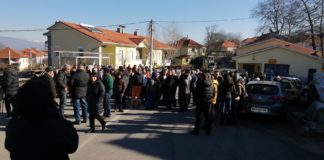 Жителите од Старо Коњарево протестираа за да нема шумска сеча над селото, се плашат од нови свлечишта како во 2004 тата