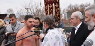 Трајче Серафимовски првпат скокна и го фати светиот крст од осветените води во Струмица ( фото и видео)