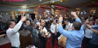 Јордан Митев ги собра и развесели пред Бадник и Божиќ македонските печалбари во „Сонце’’ (фотогалерија)