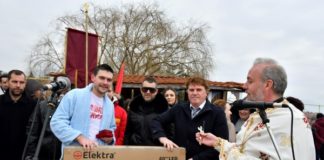 Радовишани повќепати нуркаа за да го пронајдат светиот крст, Стојанче Вучковски по трет пат најсреќен (видео)