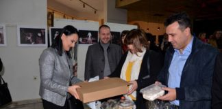 Заев од Предбожиќниот базар на СДСМ во Струмица: Очекувам министрите од опозицијата професионално да работат (фото)