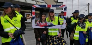 Британската амбасадорка Галовеј се фотографираше и делеше подароци на учениците во Струмица кои собираа пластични шишиња