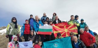 Планинари од Струмица, Гевгелија, Валандово и од Бугарија се искачија на врвот посветен на Борис Трајковски на Беласица