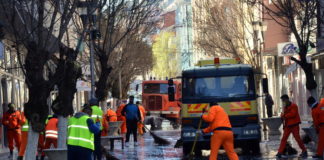 Општина Струмица изврши дезинфекција на јавните површини и урбаната опрема во градот(фото)