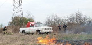 Гореше сува трева на поголема површина кај Струмица, пожарникарите апелираат да не се пали на отворено (фото/видео)