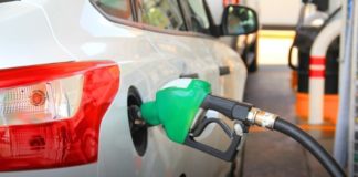 Бензините поевтинуваат, нафтата бележи благ пораст – Регулаторна ги објави новите цени